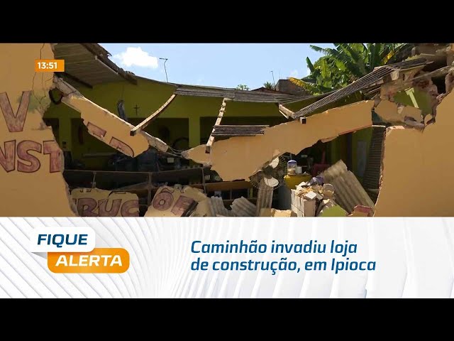 Caminhão invadiu loja de construção, em Ipioca