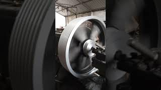 maquinando hueco de polea 36'x3'x7 canales en C aluminia