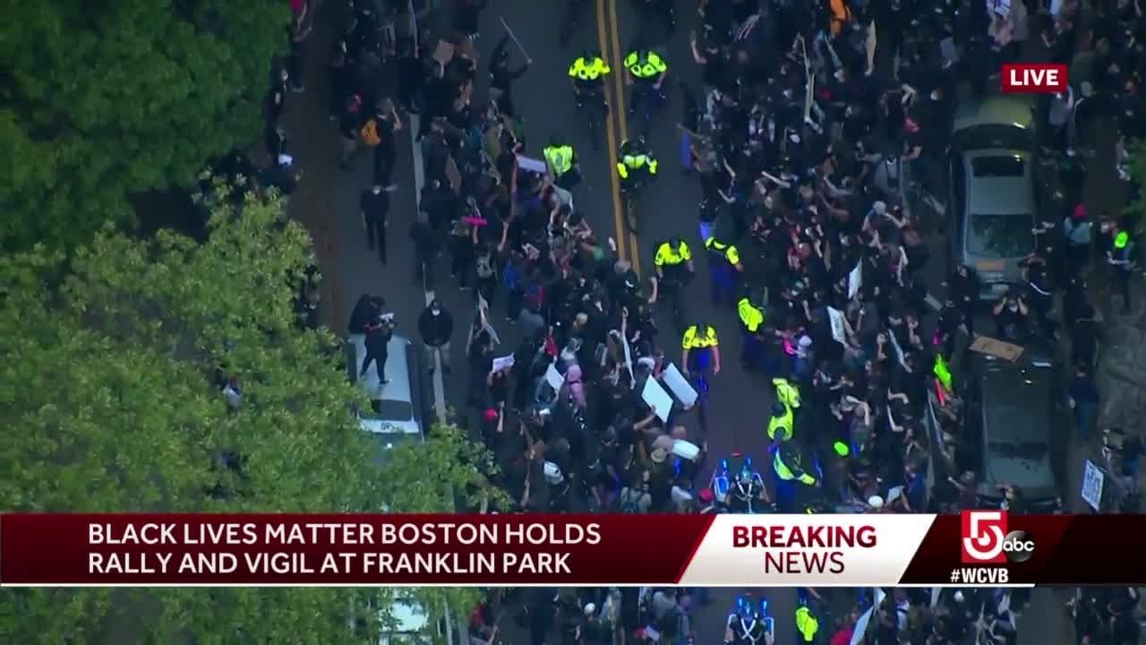 Large crowd of peaceful protesters surround Boston police convoy - YouTube