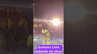 Gusttavo Lima bebendo em show