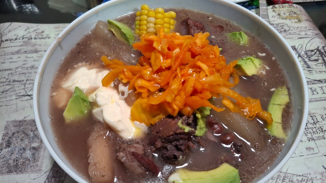 Sopa de frijoles rojos con puerco