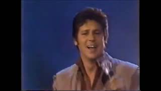 SHAKIN STEVENS - CRY JUST A LITTLE BIT - USA DEBUT - 9 JUNE 1984-NEW YORK- CHANNEL 11 Resimi