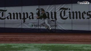 OAK@TB: Fuld makes tough catch, crashes into wall