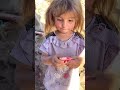 Küçük şeyler ile sevinen masum bir çocuğun yüzündeki mutluluk, hiç bitmesin.