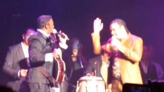 Antony Santos en tarima con Luis Vargas performing "Debate de 4"
