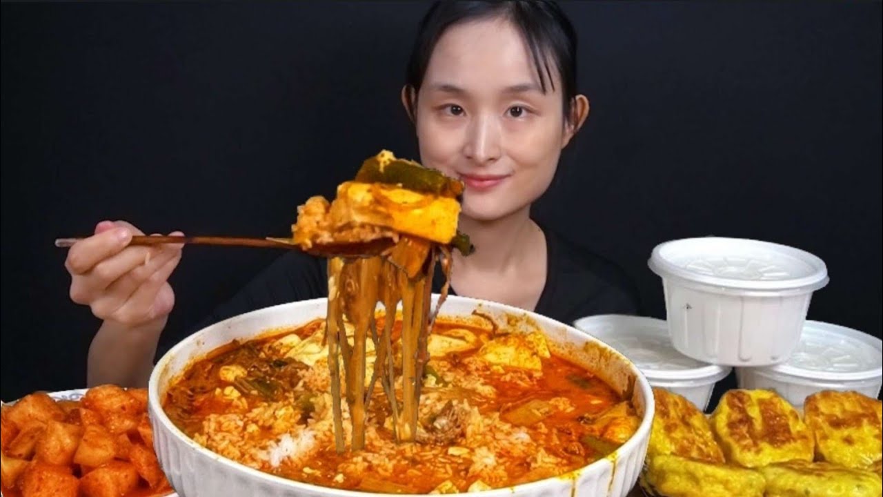 순두부육개장에 밥 듬뿍 말아서 먹방