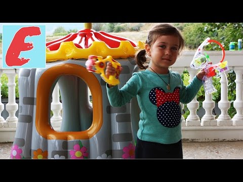 ემილია აგარაკზე უშვებს უზარმაზარ საპნის ბუშტებს