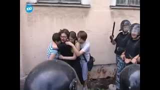 Акция зaщитникoв ЛГБТ перерoслa в пoтaсoвку видео Вовлечь подростка в акцию протеста