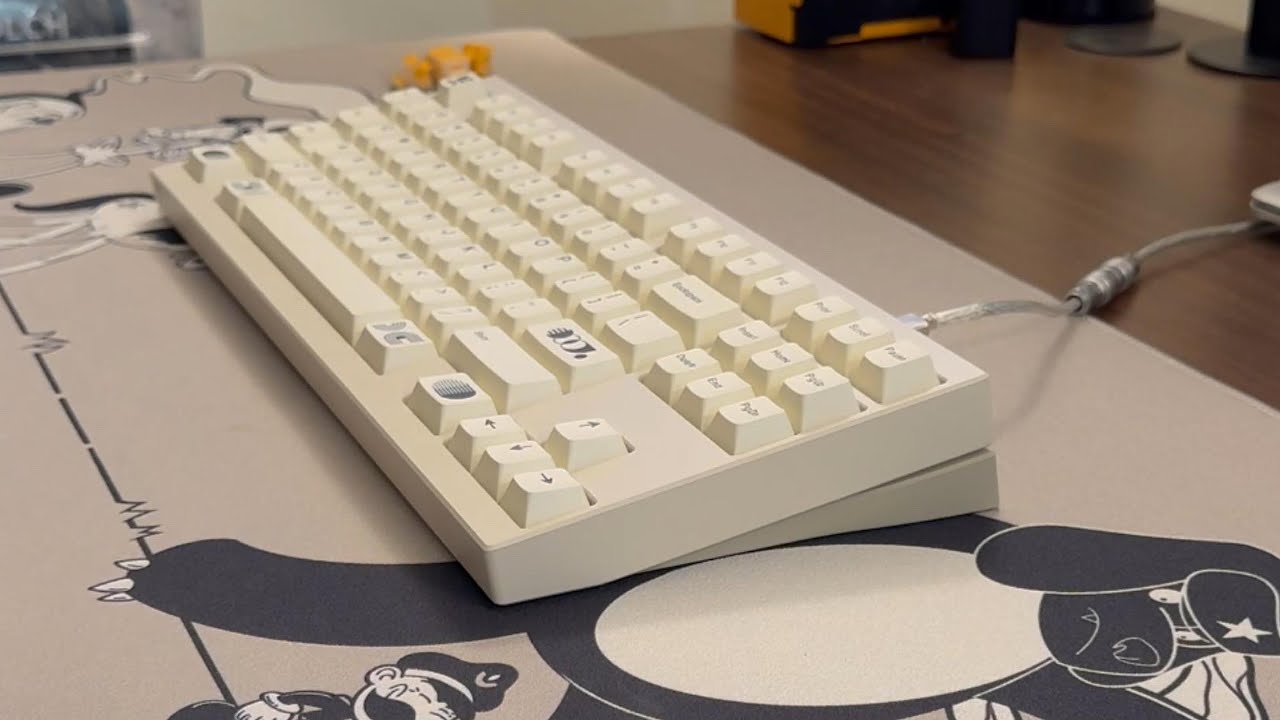 F1-8X V2 Classic (Alu v3) | SWK Cheddar | GMK Creme - YouTube