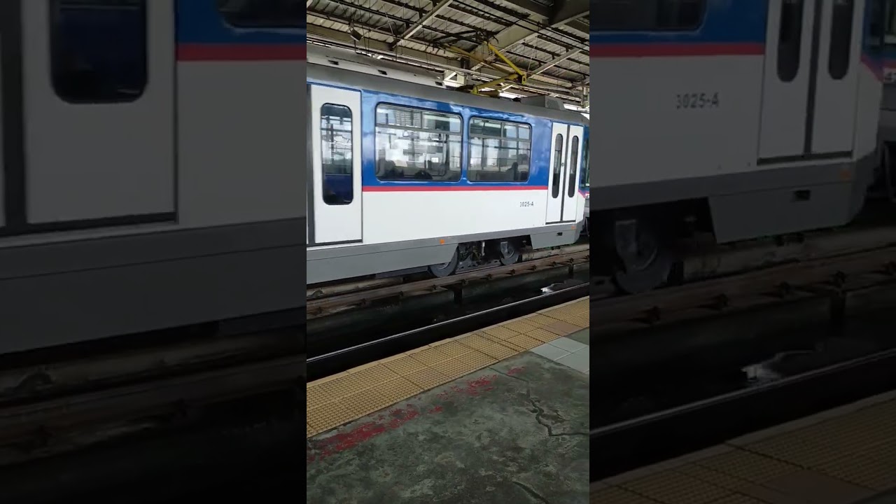 MRT-3 train departing Quezon Avenue station [northbound]