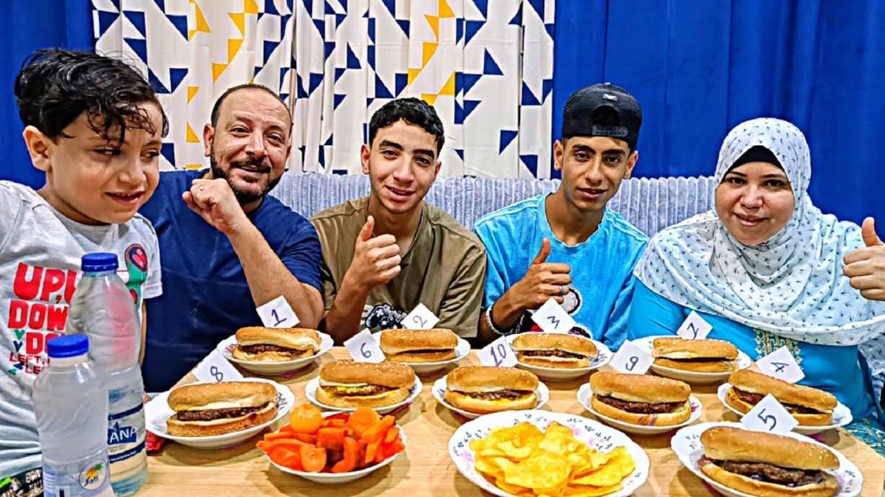 تحدي أكل جديد حظك تحت طبقك على ترابيزة برجر للحمه مع البصل المكرمل😋 حماس نار 🔥 أم على في موقف لا