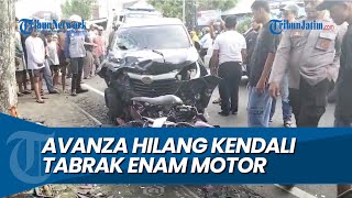 HILANG KENDALI, Avanza Tabrak Enam Motor di Plandi Jombang