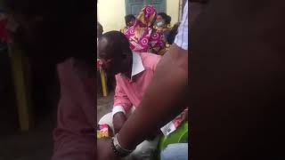 monsieur maloukou explique comment les femmes abus de leurs calculs sur l'argent du marché