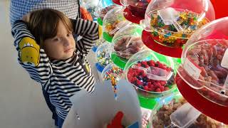Fatih Selim şekerciye geldi renkli jelibonları kutuya dolduruyor.en güzel şekerleri seçiyoruz