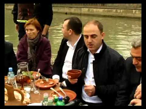 თბილისის მერმა დედაქალაქის სტუმრებთან ერთად მტკვარზე ტივით გაისეირნა