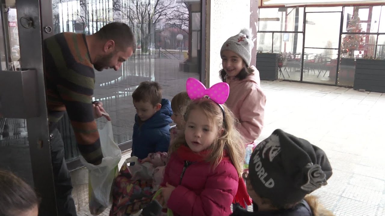 Коледарите ја продолжија традицијата и со песна го најавија Христовото раѓање