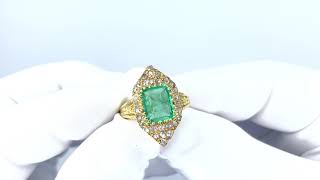 Vidéo: Bague marquise vers 1900 en or jaune 18k avec une emeraude de Colombie et diamants.