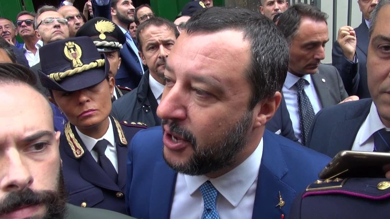 Salvini a Napoli, tra selfie al balcone e proteste