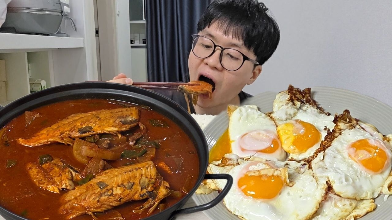 무가 달다… 무 듬뿍 고등어조림 끄트머리가 빠삭한 계란후라이