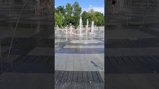 Настя и Алина купаются в фонтане