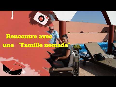 Partir au Maroc: Rencontre avec  une famille nomade, parents, enfants tous  en vélo.