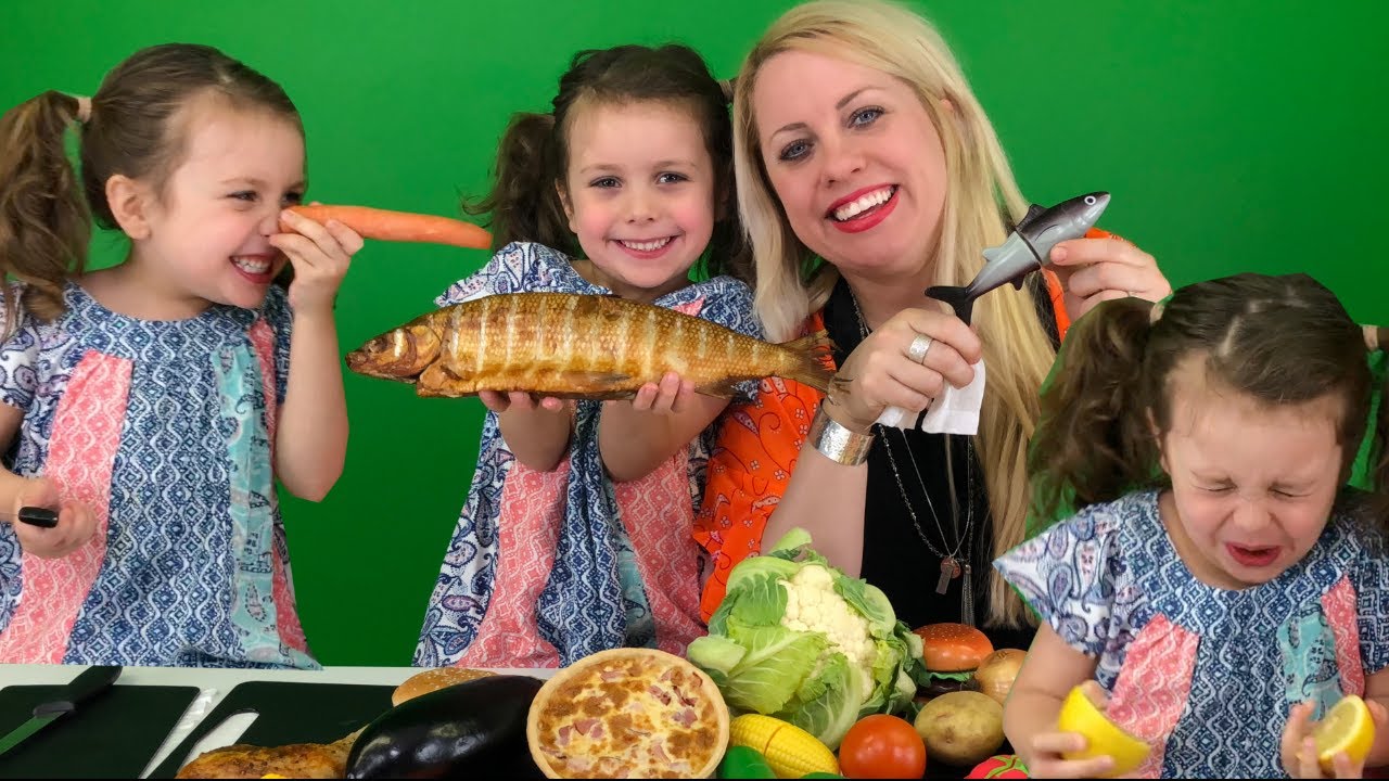 Sofie och Melody Testar Riktig mat VS Leksaksmat  2018