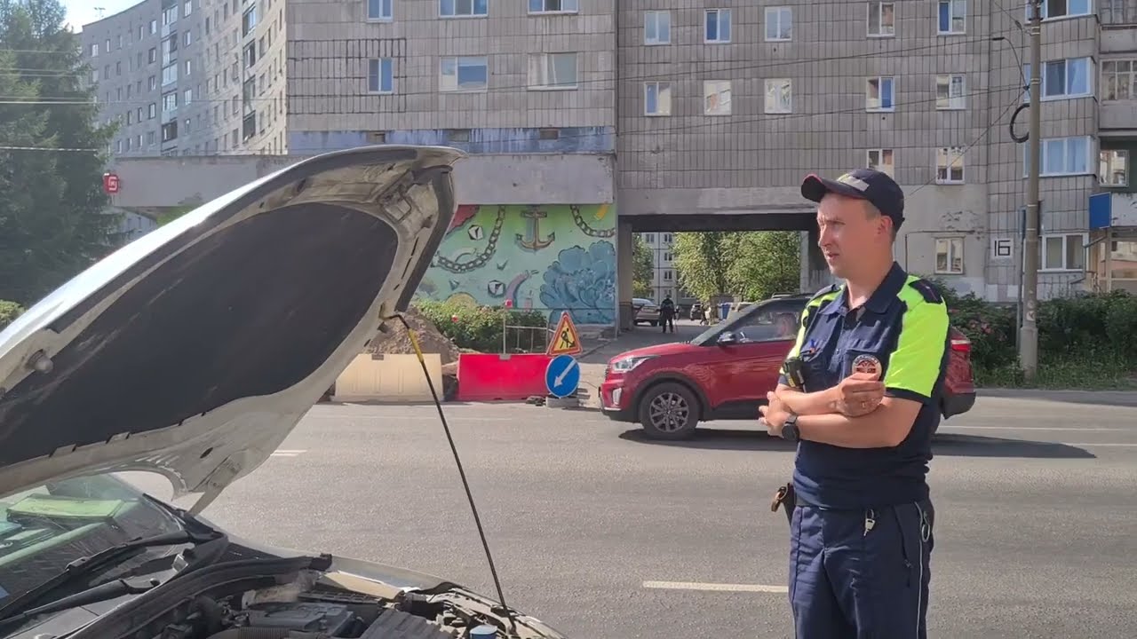 ГИБДД остановили не тот скутер. И поехали в автосервис на эвакуаторе.