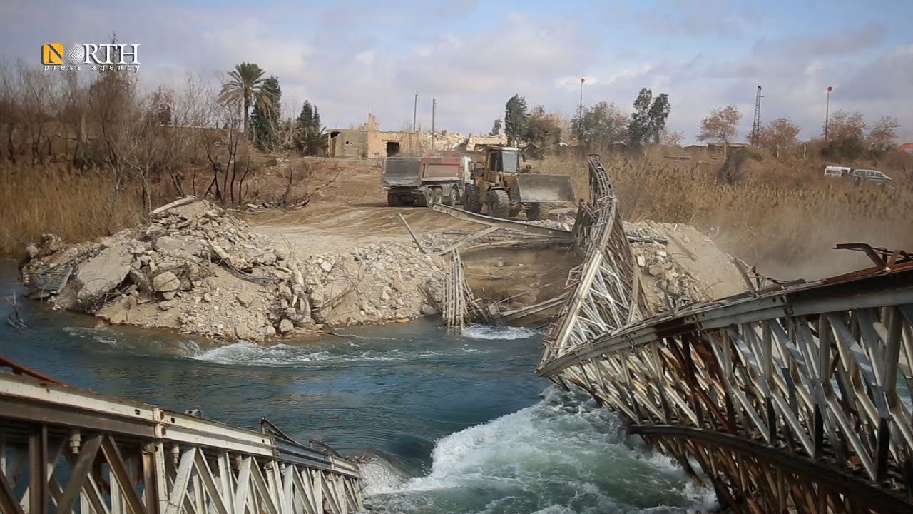 استمرار أعمال إصلاح الجسر الرابط بين ضفتي الفرات بدير الزور