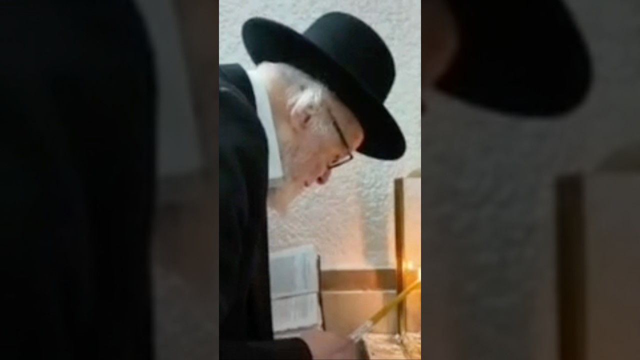 מרן ראש הישיבה רבי משה הלל הירש בהדלקת נר ראשון בפתח ביתו ברחוב הרב שר בבני ברק