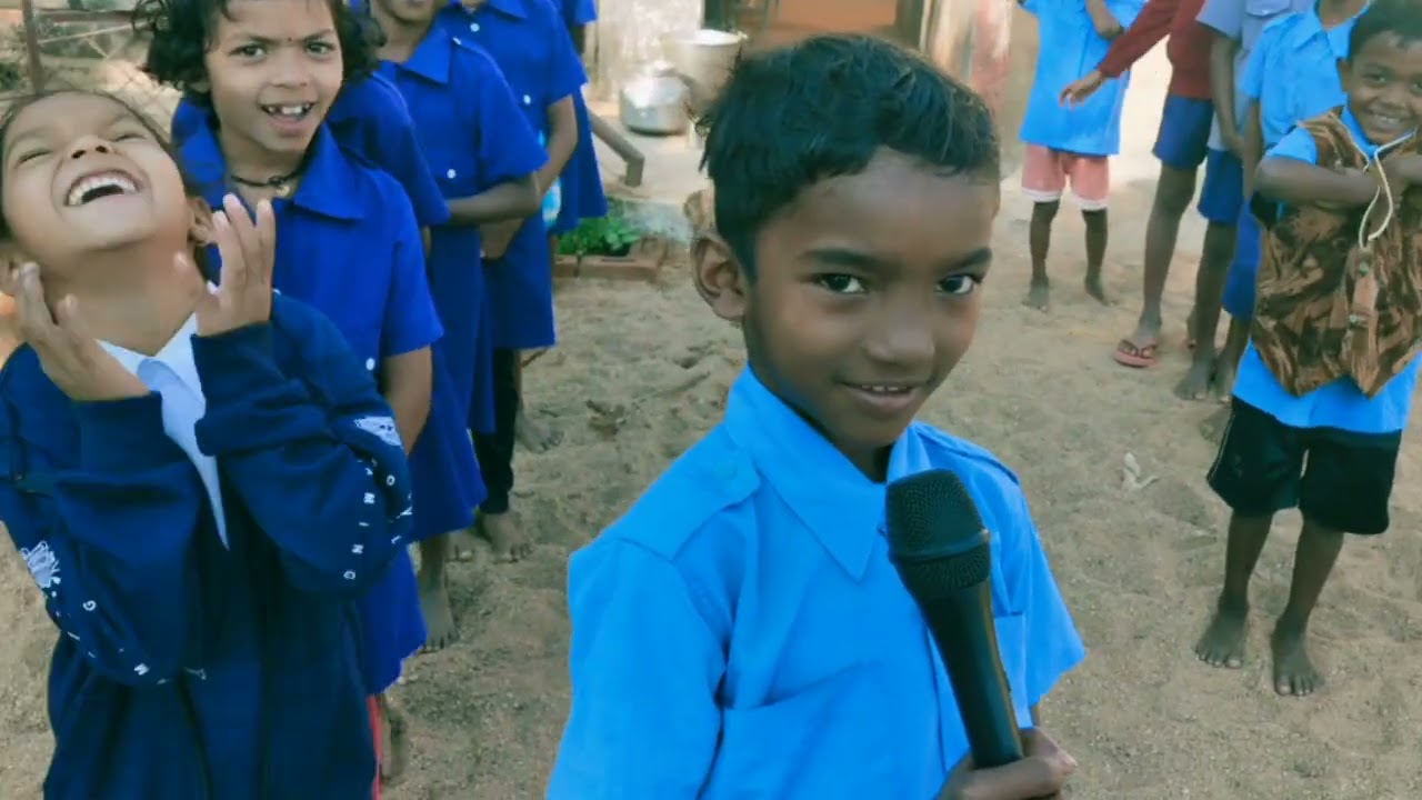 आनंददायी शनिवार शाळा - सालेभट्टी(इरू) गोंडी भाषिक विद्यार्थ्यांचा माईकवर बोलण्याचा सराव.