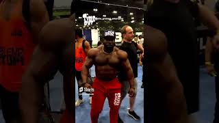 This Guy Just Can’t Resist It When He Sees A Bodybuilder