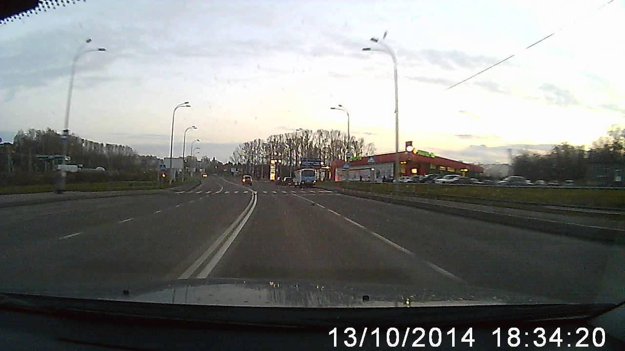 У патриота открылся капот на лежачем полицейском - YouTube