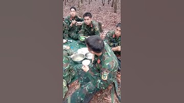 Anh em bộ đội tranh thủ ăn nhanh tiếp tục với nhiệm vụ