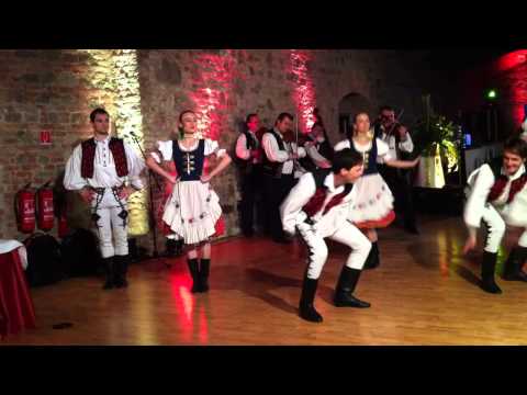Video: Baile Blanco AKA - RELAXX En La Galería Del Instituto Eslovaco