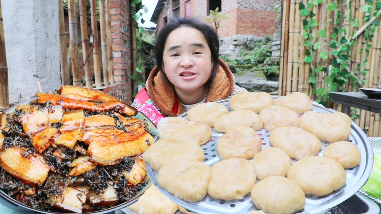 自制梅菜扣肉汉堡，馅多又香，苗大姐吃了7个还不饱，太能吃了 