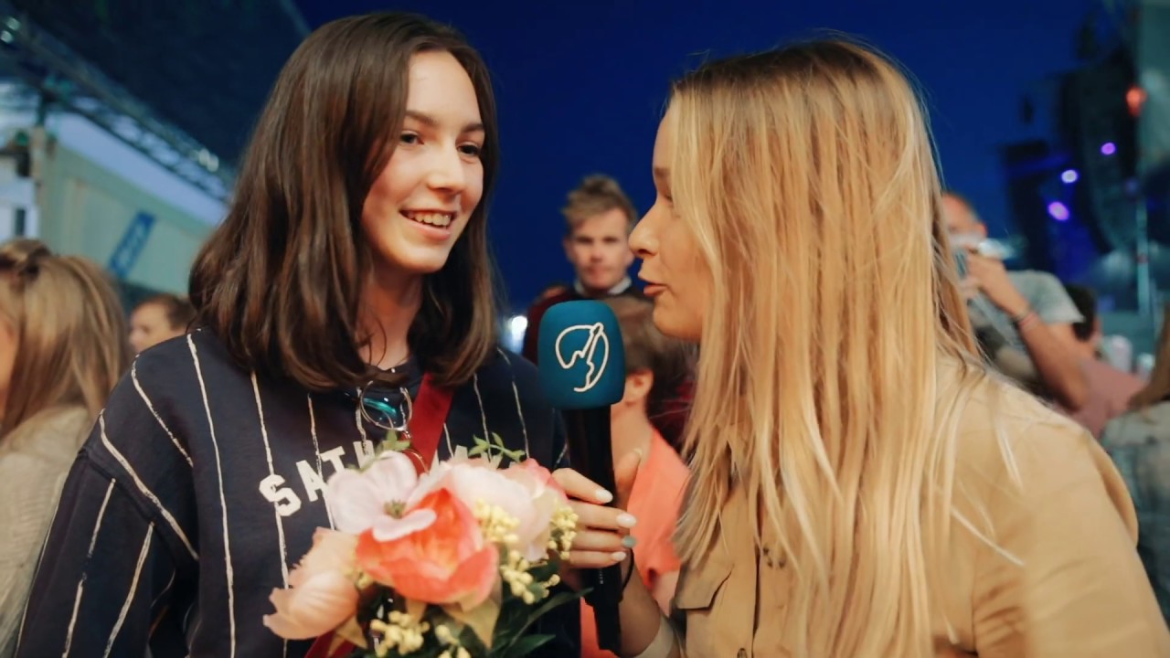 Watch Tineke pakte voor de laatste keer uit met een traktatie van formaat! - Lokerse Feesten 2019 on YouTube Watch Tineke pakte voor de laatste keer uit met een traktatie van formaat! - Lokerse Feesten 2019 on YouTube