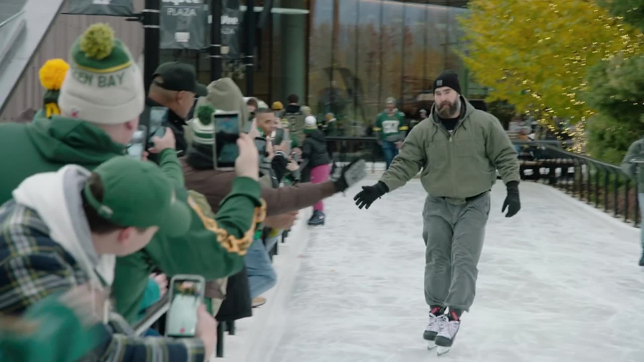Jason Kelce ice skates and does blindfold cheese tasting at Packers' tailgate | MNC