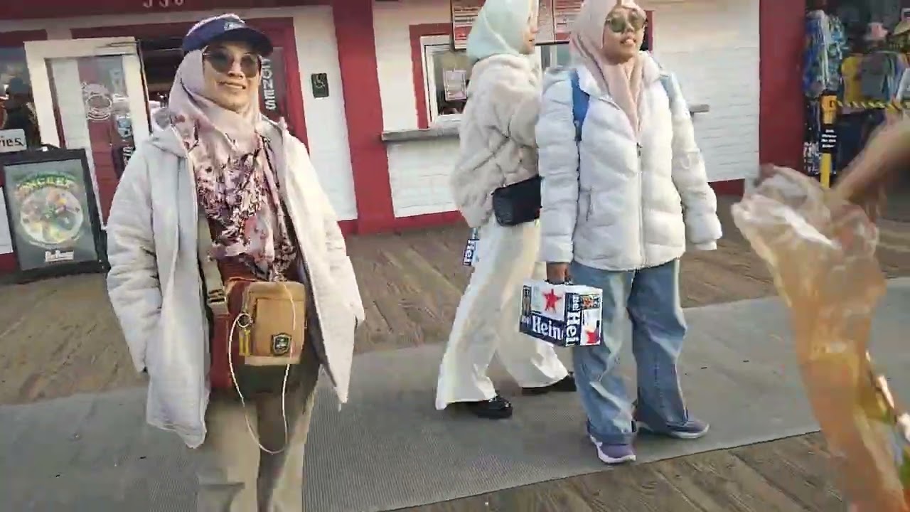 Melihat keindahan dan hingar bingar di pelabuhan Santa Monica, California