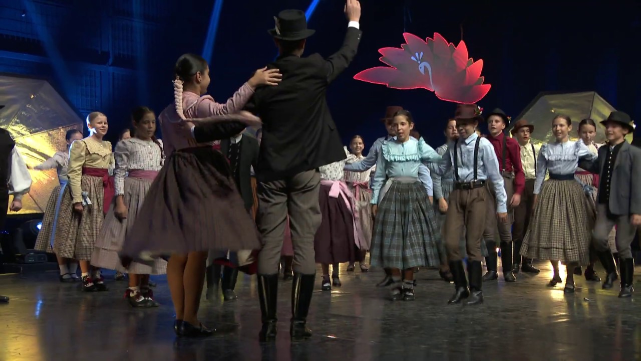 Cseppforrás Néptáncegyüttes – Bursza