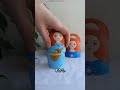 赤ちゃんは恥ずかしがり屋で、お兄さんの後ろに隠れています。