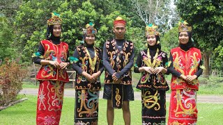 Tari tradisional Dayak (tari Galumpangk) SMA N 9 OKU