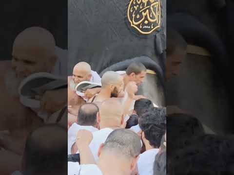 مزدحم ولكن سعيد لوجودي بالقرب من الحجر الأسود للكعبة شورت حج عمرة مكة سعيد