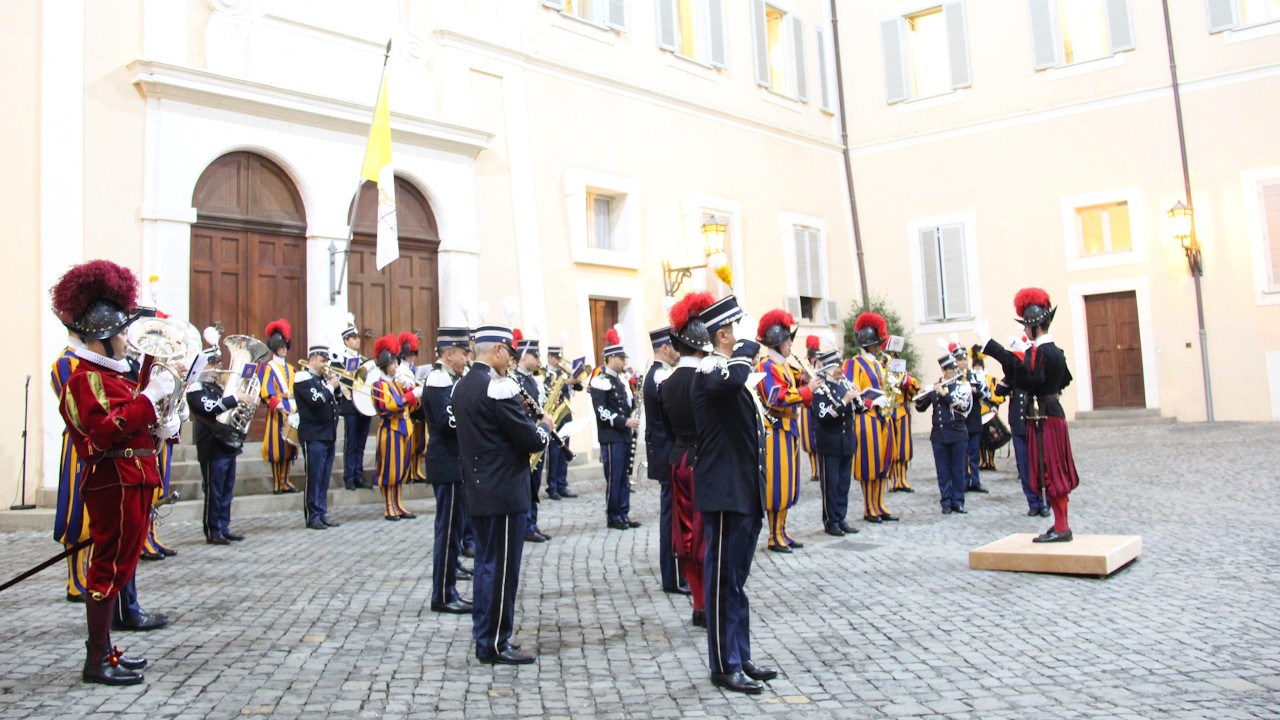 Bande della Gendarmeria Vaticana e della Guardia Svizzera Pontificia con il Papa a Castel Gandolfo