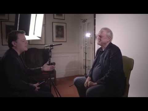 Video till Eddie Izzard intervjuar John Cleese