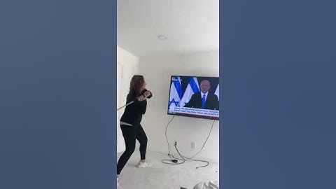 Filistin destekçisi bir kadın, Biden ve Netanyahu’yu gördüğünde televizyonları parçalıyor.