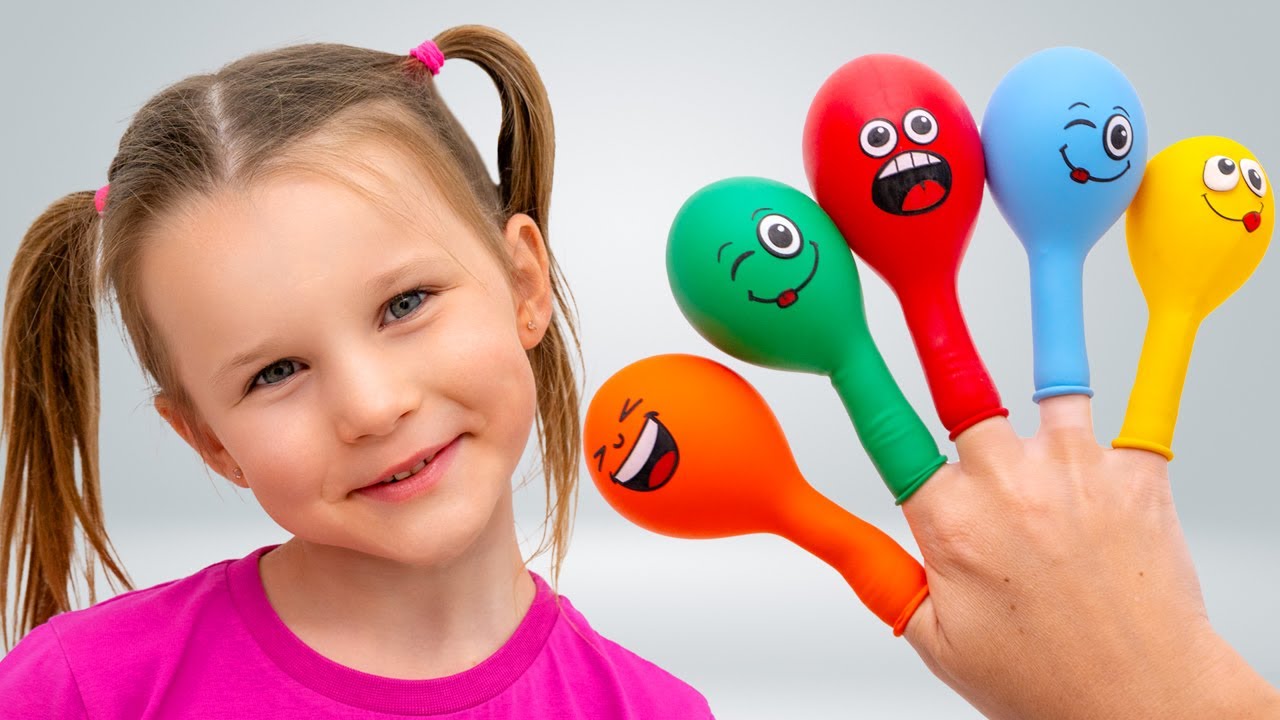 تلعب ستيفي الألعاب باستخدام آلة بيع البالونات