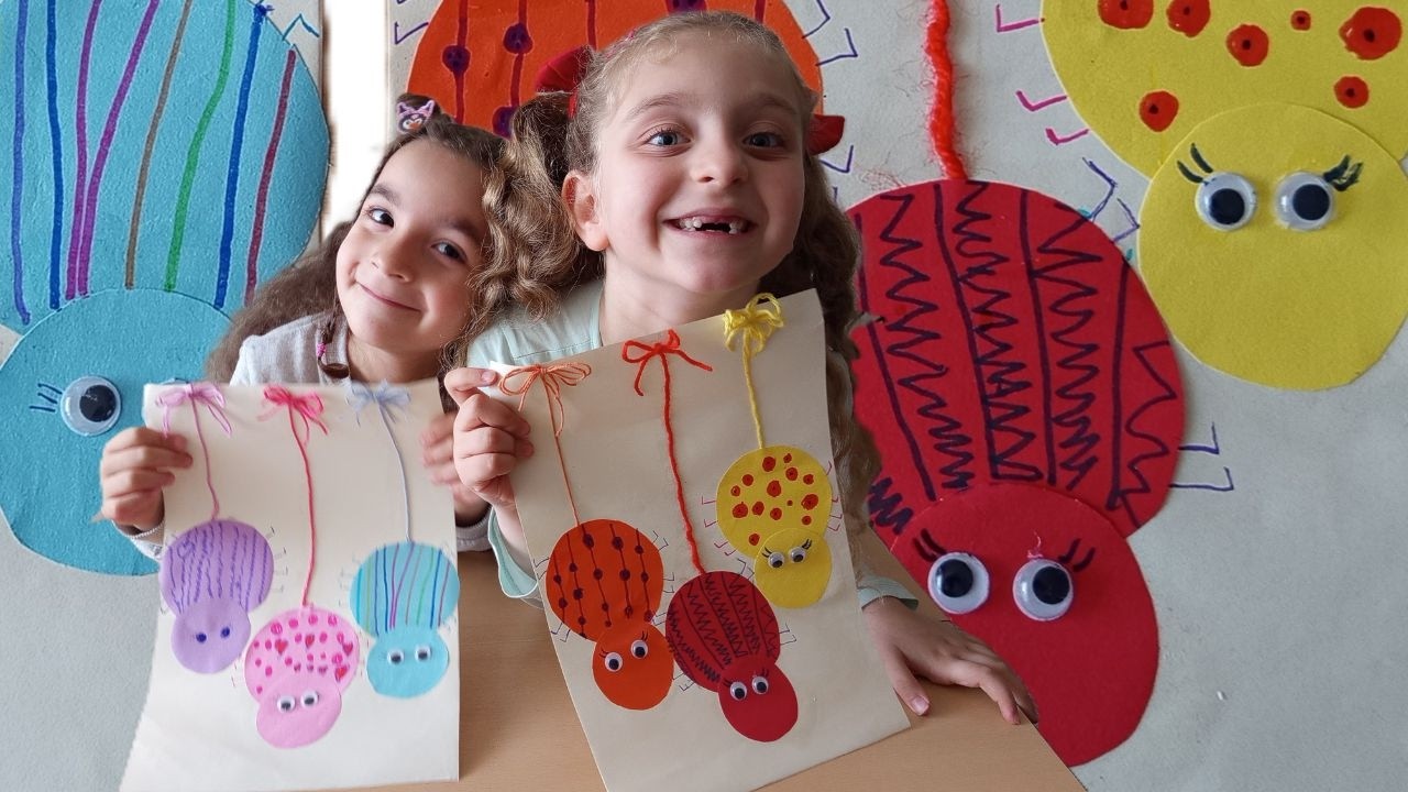 ELİF VE İPEK İLE RENGARENK ÖRÜMCEKLER YAPIYORUZ!! Eğlenceli Çocuk Videosu!!