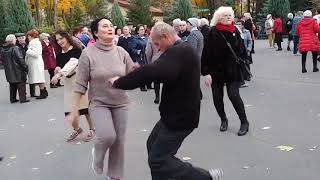 200. Оля!! Поздравляем. Танцуем ретро танцы в парке Горького Харькова под танцевальную музыку.