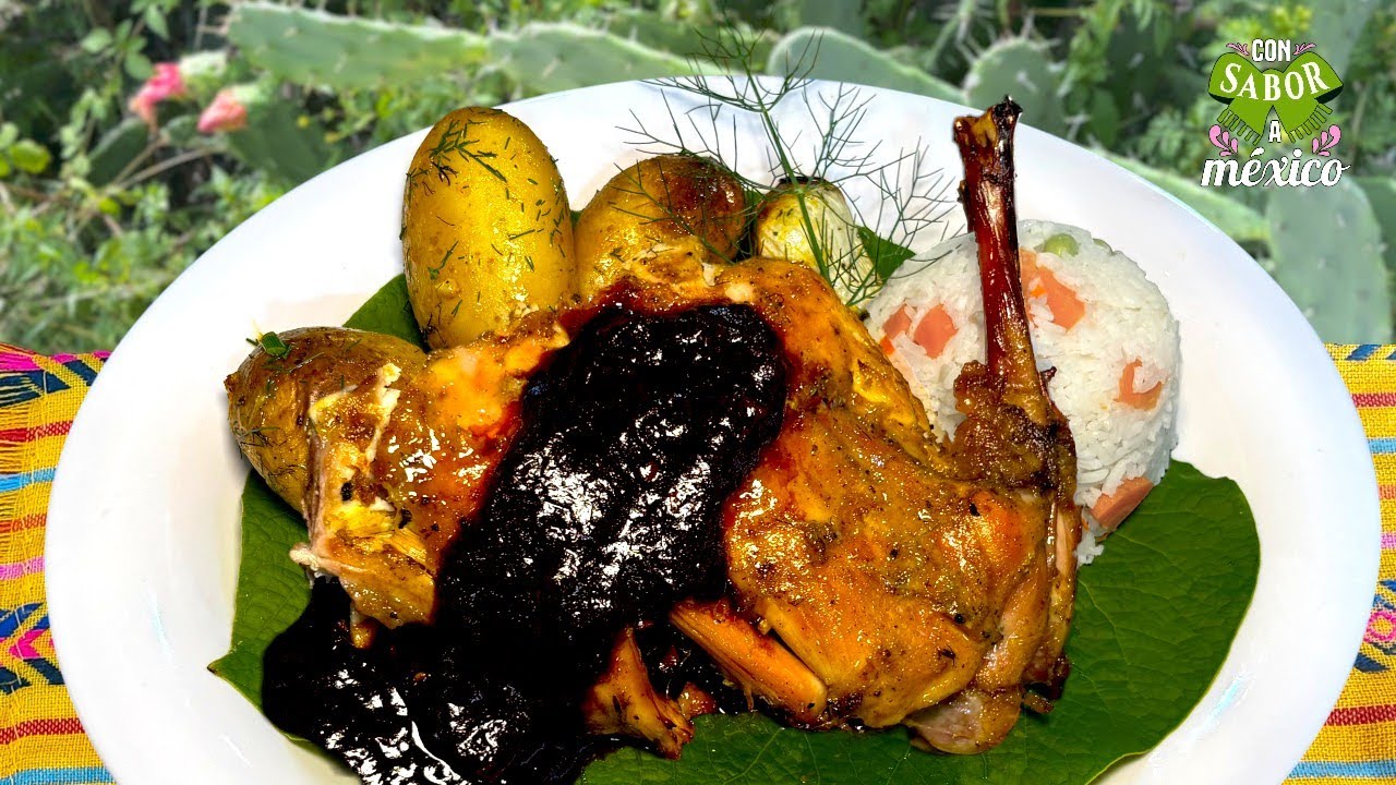 CONEJO GIGANTE AL HORNO EN SALSA PASILLA AL AJO FRITO