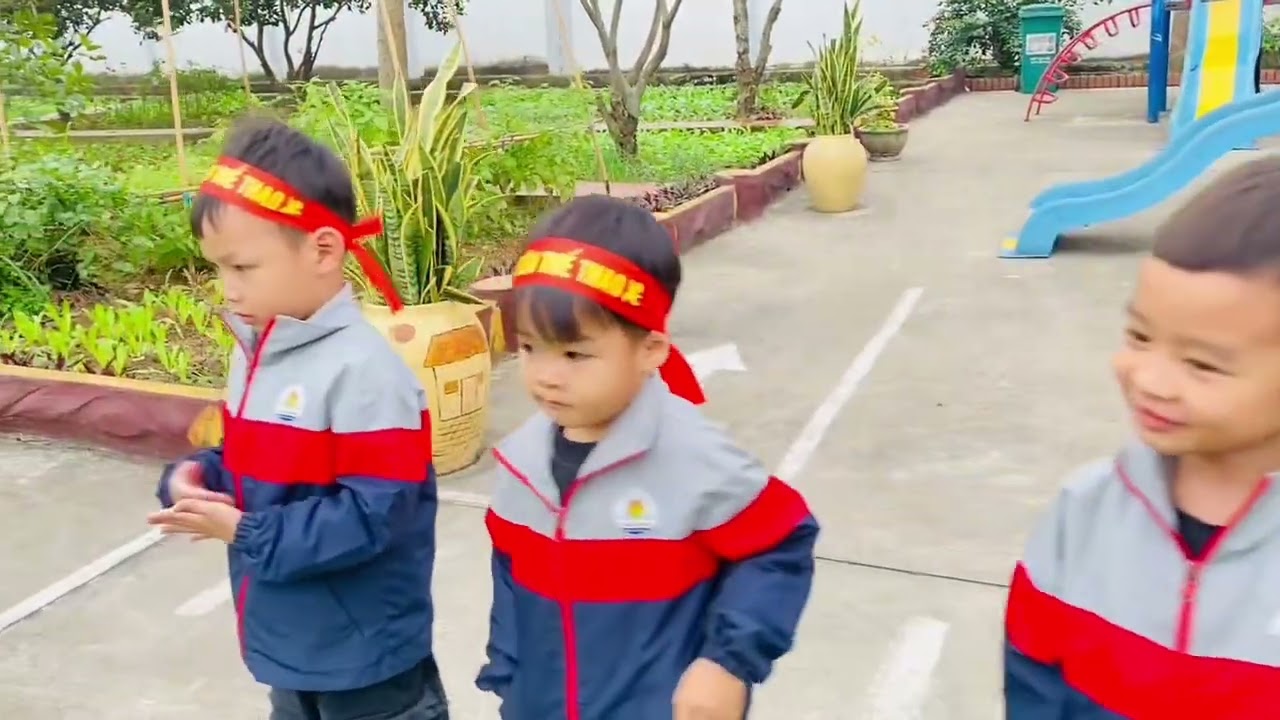 Tiết dạy CĐMST 4-5 tuổi - PTVĐ: Bật qua vật cản cao 10-15cm; TCVĐ: Kéo co: GV Khổng Thị Thuận 